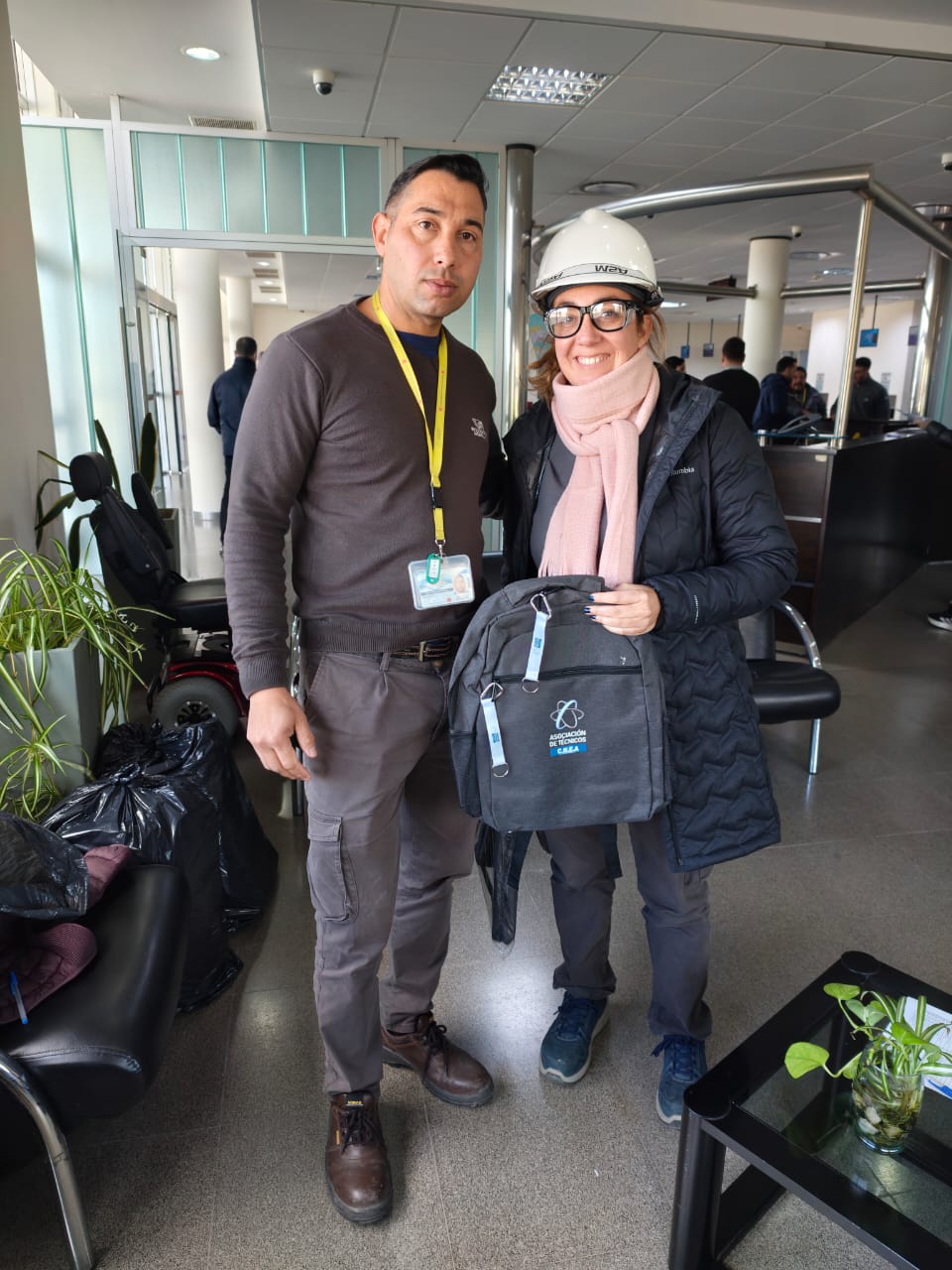 Entrega de mochila a afiliado