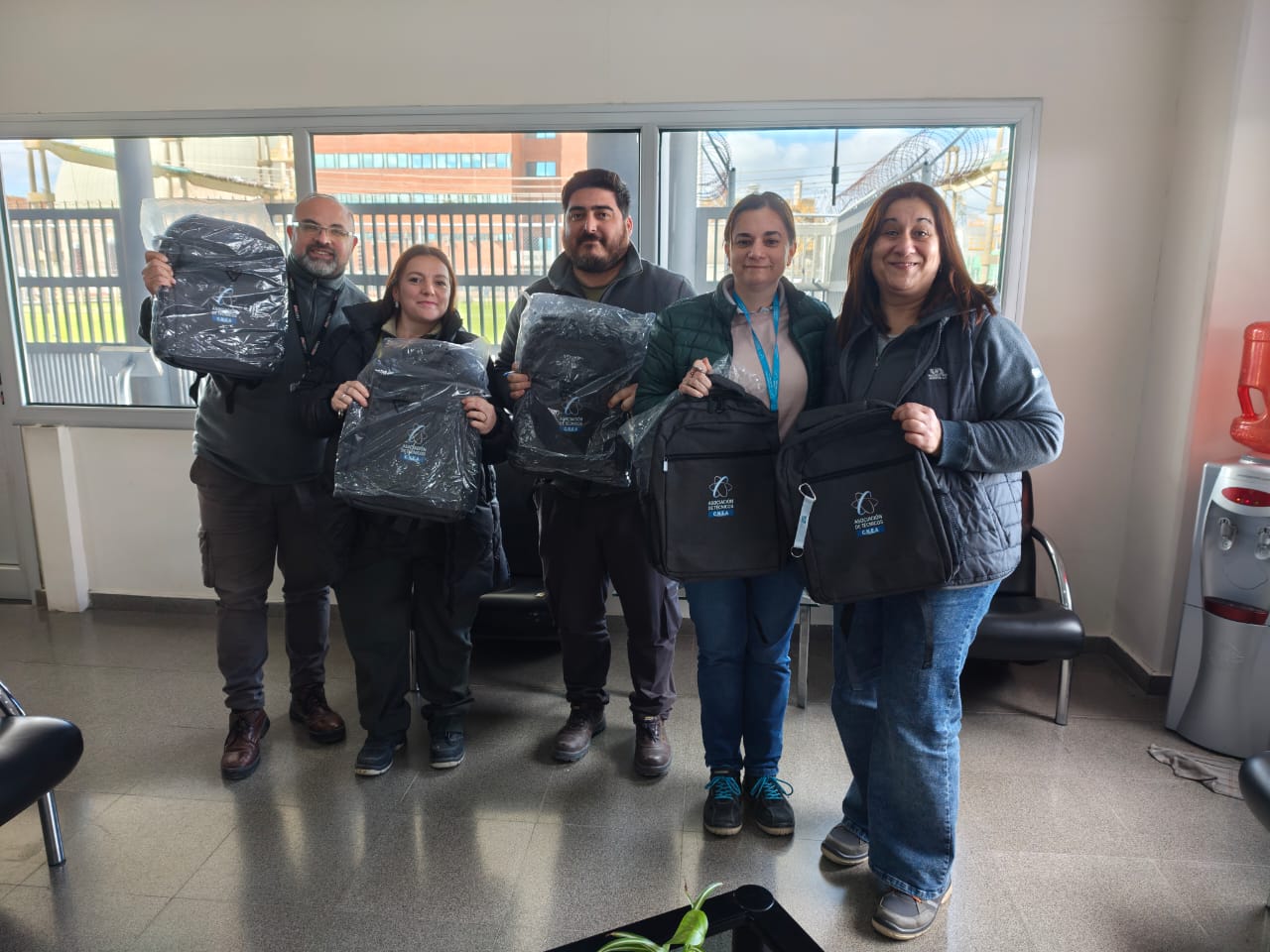 Entrega de mochila a afiliados